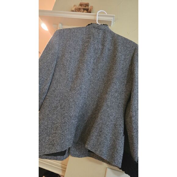 Jones  New York Wool Tweed WM SZ 8P Black Faux Persian Lamb Accents Suit Jacket - Picture 7 of 11
